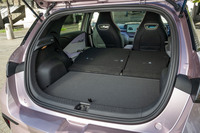 後席の背もたれは60:40の分割可倒式。写真では背もたれとフラットにしているが、荷室のフロアボードはもう一段下にもセットできる。