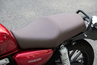 シート高は800mm。スリムな車体とも相まって、足つき性は非常によい。