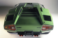 「ミウラ」が横置きであったのに対して、「カウンタック」は同じV12エンジンを縦置きミドシップしている。写真は同社のレストレーション部門ポロストリコがレストア作業を行ったシャシーナンバー1120001の「LP400プロトティーポ」。量産モデルとはバンパーやテールランプデザインなどが異なっている。