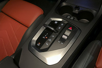 センターコンソールにはスイッチ式のシフトセレクターやドライブモードを切り替える「MY MODES」スイッチなどが整然と並ぶ。これらのデザインは、エンジン横置きのBMW各車と基本的に共通となる。