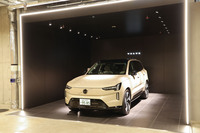 ボルボスタジオ東京の地下階には、ボルボBEVオーナー限定となる充電スペースが用意されている。写真は「EX90プラス ツインモーター パフォーマンス」。