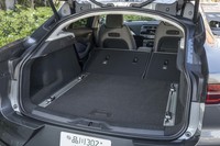 「Iペース」の荷室容量は、5人乗車時で656リッター。エアサスペンションを装着した試乗車は18リッター少ない638リッターとなる。写真は後席の背もたれを倒して容量を最大化した状態。