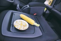 「カングー」の助手席は、ワンアクションでフラットなスペースに。便利なテーブルとして使うこともできる。