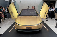 テスラは2026年9月11日、自律型ライドヘイリングサービス「Robotaxi(ロボタクシー)」向けに開発した専用電気自動車「Cybercab(サイバーキャブ)」を日本初公開した。国内での自動運転タクシー運行も意識してのことと思われるが、今後の計画については未定とされている。