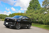 アメリカが誇る高級車ブランド、キャデラックのフラッグシップモデル「エスカレード」。現行型は5代目のモデルにあたり、従来型からさらに“ビッグサイズ”になった。