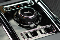 一般的には“フライングレディー”と呼ばれるロールス・ロイスのマスコット。正式名称は「スピリット・オブ・エクスタシー」である。