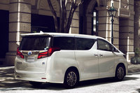 ボディーサイドに施された凹凸に注目。箱型のクルマに抑揚を与えるため、「アルファード/ヴェルファイア」のボディーにはさまざまな技巧が凝らされている。