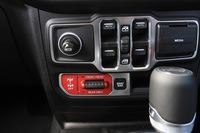 「ルビコン」には前後2つのロッキングディファレンシャルや、フロントスウェイバーの切り離し機構、4:1という、より低いローレンジを持つ「ロックトラック4×4フルタイムシステム」などが装備される。