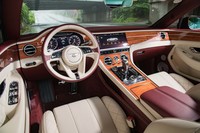 インテリアはレザーとウッドをふんだんに使用した豪勢なつくり。テスト車にはADASや回転式のセンターディスプレイなどからなるパッケージオプション「ファーストエディション」が装着されており、それを示すバッジが助手席側のウッドパネルに貼られている。