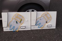 新開発の「ターンチルトシート」(写真左)と従来型「回転シート」(同右)の違いを示す、説明用ボード。回転軸がひとつしかない回転シートに対して、ターンチルトシートは4つのリンクを採用。回転しつつドア開口部から外にせり出すというアクションが可能になった。