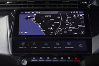 インフォテインメントシステム用に10インチの大型タッチスクリーンを装備。好みの機能をショートカット登録できる「i-toggle」(写真下部)も便利だ。