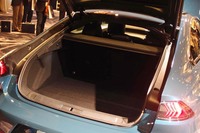 リアには開口部の大きなバックドアが備わる。