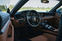 「911 S/T」には、リムのトップに特徴的なマーキングが施された「GTスポーツステアリングホイール」が装着される。