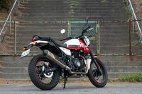 トライアンフ・スピートツイン1200(6MT)/ロイヤルエンフィールド・スクラム411(5MT)/ベネリ・レオンチーノ125(6MT)【試乗記】の画像