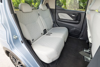 EV化に際しても、車内空間はほとんど犠牲になっていない。床面はフラットで、後席には足を組めるぐらいに広いスペースが設けられている。