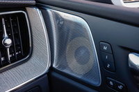 今回のテスト車2台にはともに15スピーカーを備えたBowers & Wilkinsプレミアムサウンドオーディオシステムが搭載されていた。音場の切り替えは中央のディスプレイで行う。