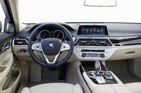 「BMW 7シリーズ」のインストゥルメントパネル。操作系は最新のBMWの流れを継いだもの。「メルセデス・ベンツSクラス」や「アウディA8」など個性が強いライバルに挑む。