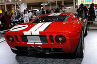 フォード100周年を記念してつくられた、1960年後半にルマン24時間レースで活躍した「フォードGT」の現代版。当時のデザインを継承しつつ、先進の技術を多く取り入れたと謳われる。
アルミニウム製スペースフレームボディにミドに積まれるのは、5.4リッターV8。トランスミッションは、6段MTが組み合わせられる。