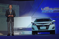 水野氏が登壇すると、一気にストロボがまたたく。「ラクスジェンU6ターボ エコハイパー」の実車も登場。