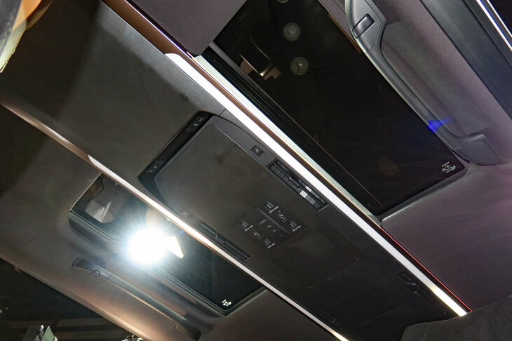 トヨタ・ヴェルファイアZプレミア(ムーンルーフ&スーパーロングオーバーヘッドコンソール)