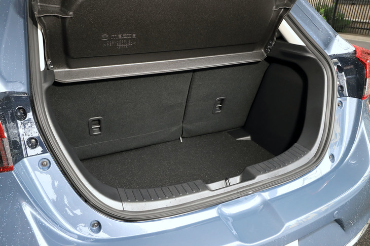 荷室容量は280リッター。リアシートには「15C」「15S」「15MB」「XD」では一体式の、その他のグレードでは6:4分割式の可倒機構が備わる。