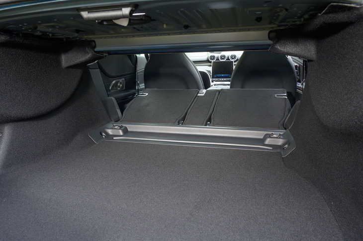 リアシートの背もたれは前に倒せる。3分割式というところが凝っている。