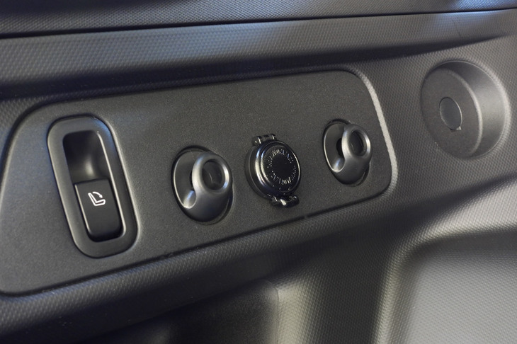 スバル・フォレスター スポーツEX(コンビニフック&電源ソケット)