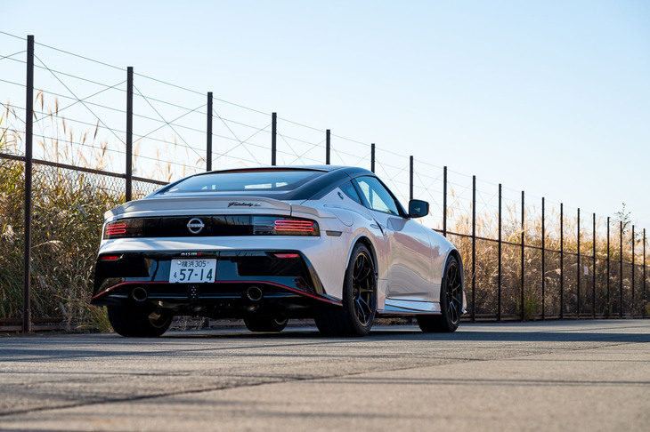 リアのバンパーやスポイラーなどは「NISMO」専用設計。ナンバープレート下部には他のNISMOロードカーとおそろいのバックランプも装備する。