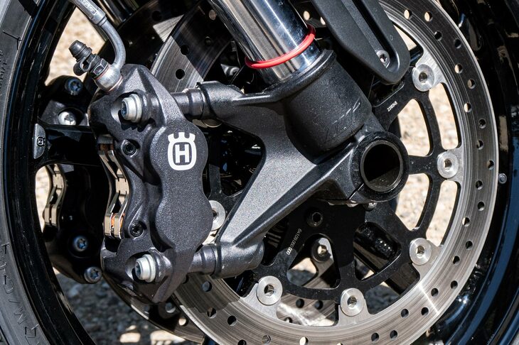 ブレーキはスペインのJ.Juan製で、前がφ300mmのダブルディスクとラジアルマウント4ピストンキャリパーの、後ろがφ240mmのシングルディスクと1ピストンフローティングキャリパーの組み合わせだ。ボッシュ製ABSの制御には、後輪への介入をカットする「スーパーモト」モードも用意される。