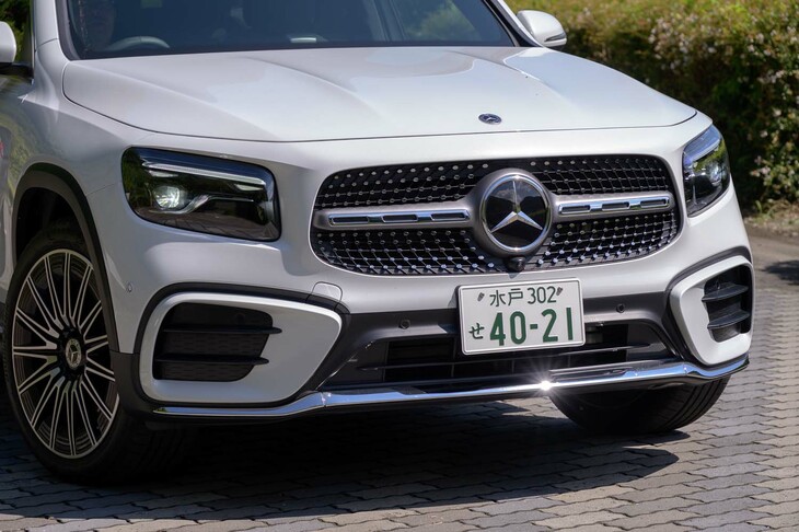 改良で手が加えられたフロントマスク。「AMGラインパッケージ」装着車では、左右に大きな開口部が設けられたアグレッシブな意匠のバンパーと、クローム仕上げのダイヤモンドパターンが目を引くシングルルーバーのグリルが採用された。