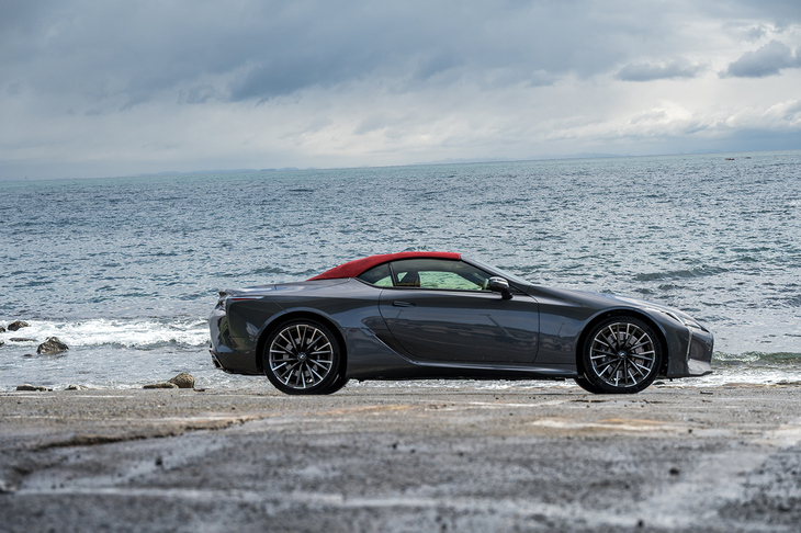 ボディーカラーは全9色、ソフトトップは全5色をラインナップ。インテリアカラーとの兼ね合いで45組が選べるわけではないが、それでも組み合わせは多彩だ。