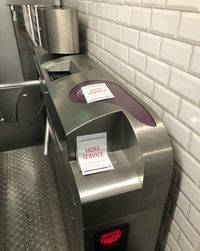 パリの地下鉄駅で。壊れた自動改札口。