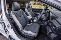 ベースとなった「レヴォーグ」のフロントシートは体をホールドするためにサイドが張り出していたが、「レヴォーグ レイバック」ではこの張り出しが抑えられた。着座位置はレヴォーグよりも55mm高くなっている。