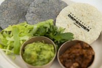 「CITABRIA BAYPARK GRILL & BAR」で販売された、今回のイベント限定メニュー「ディフェンダーロゴ入りタコス」は、多くの人の舌を満足させた。