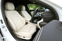 テスト車には本革シートやブラウンウォールナットウッドの装飾パネル、アンビエントライトからなる「レザーエクスクルーシブパッケージ」が採用されていた。