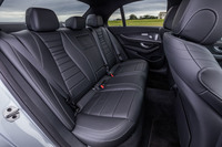 後席の背もたれには荷室上部のレバーによって操作ができる、40:20:40の分割可倒機構が備わる。