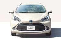 フロントまわりでは、最近のトヨタ車に共通する台形の大きなフロントグリルが特徴。直線と円弧を組み合わせたような意匠だった初代と比べると、やや有機的なイメージとなった。