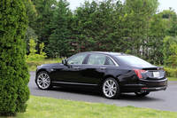 ボディーカラーは全4色。試乗車に採用されていた「ステラーブラックメタリック」を含む3色は有償色となっている。