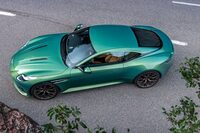 車体には、近年のアストンマーティン車に共通する接着アルミニウム構造を採用。アンダーボディーコンポーネントの変更により、車体のねじり剛性は「DB11」より約7%向上している。