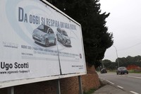 フィアットの屋外広告。「今日から新しい空気を吸い込む」というコピーが物悲しく映る。