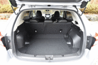 荷室の容量は、5人乗車時で385リッター。後席の背もたれを前方に倒すことで、さらに拡大できる。(写真をクリックすると荷室のアレンジが見られます)