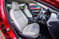 一見何の変哲もないデザインに見えるが、乗員の「骨盤を立てること」と「脊柱のS字カーブを維持できること」を設計のポイントにしたというフロントシート。太もも部分のフィット感を出すために、チルト調整機能を全車標準装備としているのもこだわりの部分。オルガン式アクセルペダルも引き続き採用されている。