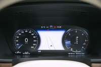 メーターパネルは12.3インチのフル液晶タイプ。写真のように、カーナビの画面を表示することも可能。