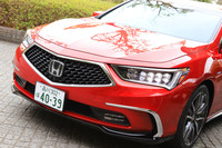 バンパーやグリルが一新されたフロントまわり。ロー&ワイドな印象が一段と強調された。