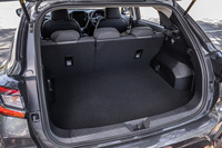 後席使用時の荷室容量は315リッター。床下にはサブトランクも備わっている。後席のシートバックを前方に倒すと、ほぼフラットな荷室空間が出現する。