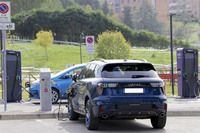 チャージ中の「リンク&コー01」。シエナ市内の公共充電スタンドにて2022年10月に撮影。