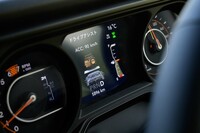 運転支援システムは上級グレードと同等のものを装備しており、アダプティブクルーズコントロール(ACC)やフロント/リアパークアシストなどは備わるが、車線維持支援機能は非設定となる。ACC作動時には、ディスプレイ内に前走車が「ウィリス・ジープ」の絵で表示されて面白い。