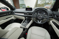 写真左側のAピラー周辺に注目。「CX-8」では新形状のサイドミラーの採用と。Aピラーの取り付け位置の変更によって、左右方向の視認性が向上している。