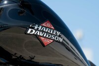 燃料タンクに施された、ほのかな“ゴーストフレーム”に注目。5種類あるカラーリングのなかでも、試乗車には+28万6000円の有償ペイント「ミッドナイトファイアーストーム」が用いられていた。