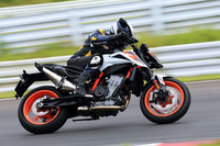 車体は、クロムモリブデン鋼管を用いたメインフレームと鍛造アルミ製サブフレームの組み合わせで、エンジンも剛体として使用。的確な荷重設計が優れたハンドリングに寄与している。